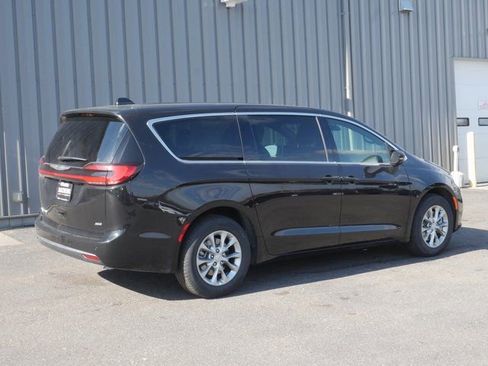 New 2026 Chrysler Pacifica Select AWD/4WD image 9