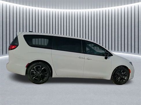 New 2026 Chrysler Pacifica Select image 5