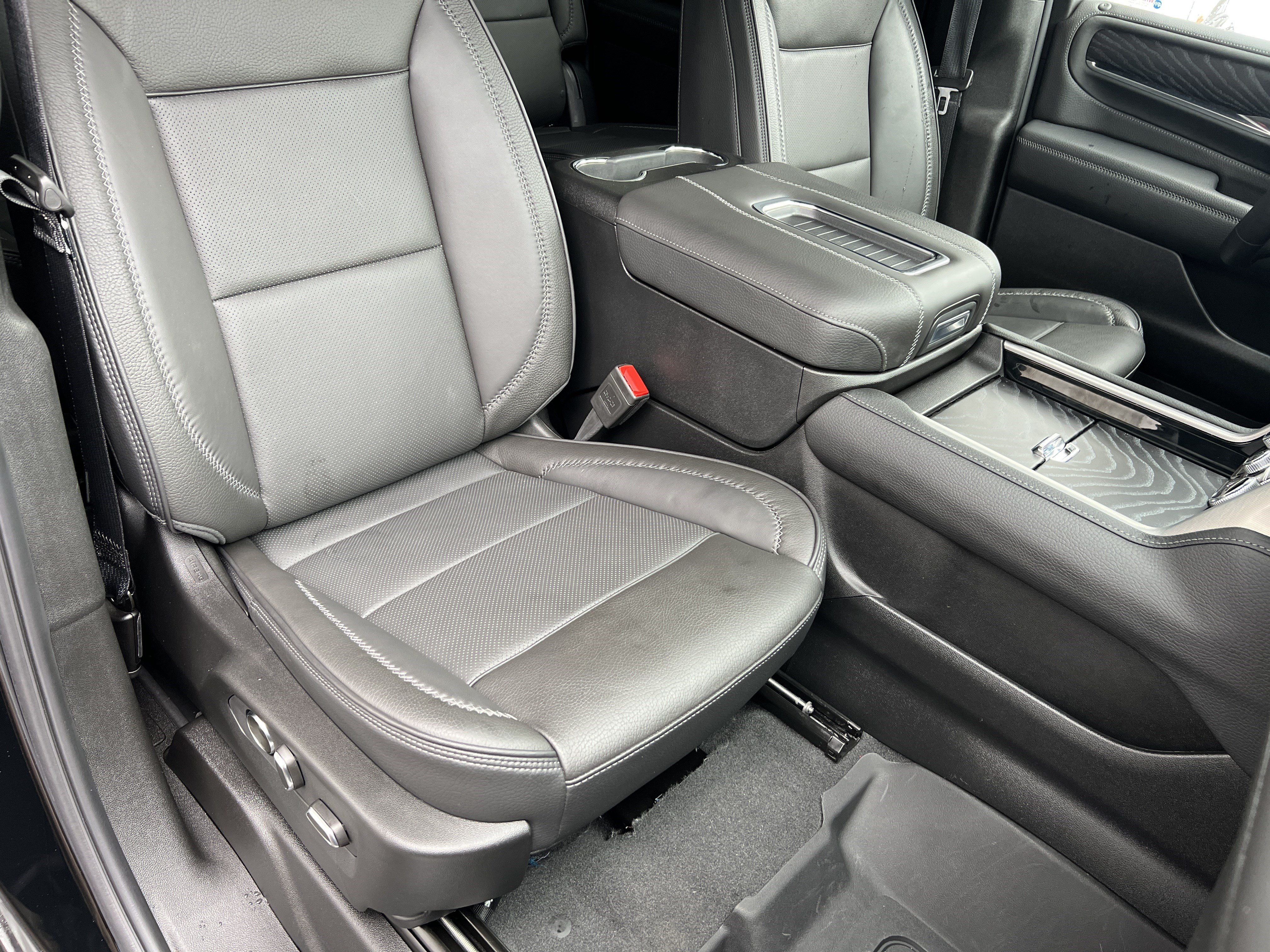 Used 2024 GMC Yukon XL Denali w/ Advanced Technology Package AWD/4WD image 28