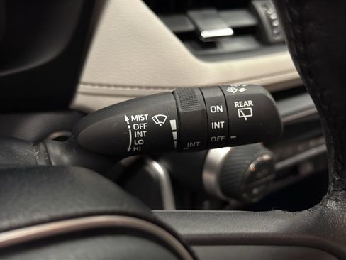 Used 2019 Toyota RAV4 Limited image 15