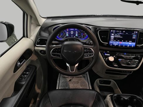 Used 2024 Chrysler Pacifica Touring-L image 14