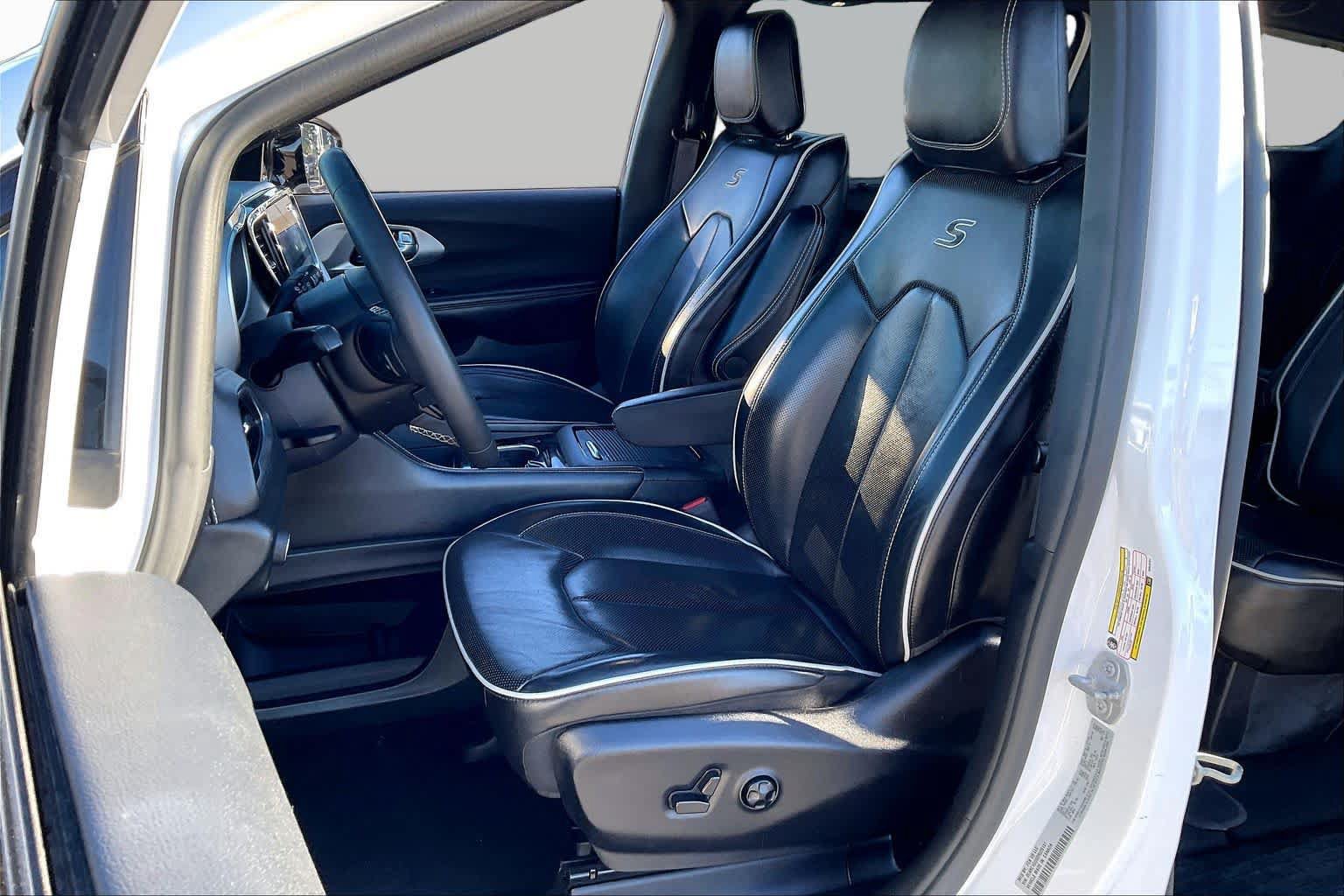 Used 2025 Chrysler Pacifica Limited FWD image 8