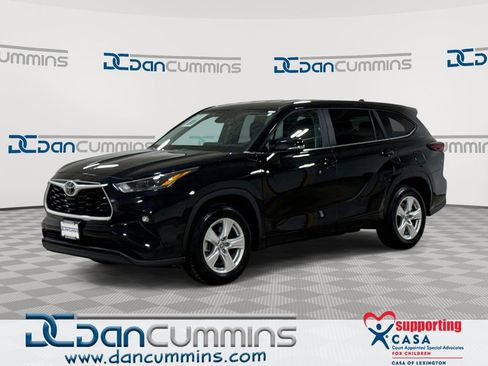Used 2024 Toyota Highlander LE FWD image 1