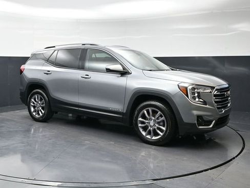 Used 2024 GMC Terrain SLT image 3