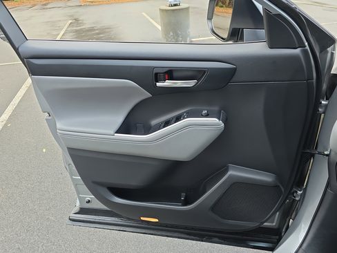 Used 2023 Toyota Highlander XLE image 24