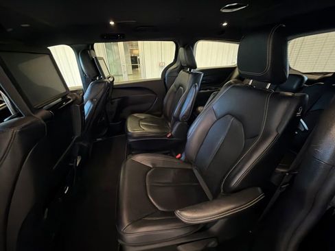 Used 2022 Chrysler Pacifica Touring-L w/ Uconnect Theater Family Group FWD image 20