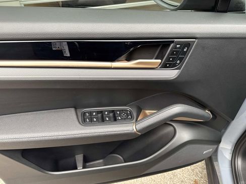 Used 2024 Porsche Cayenne AWD/4WD image 17