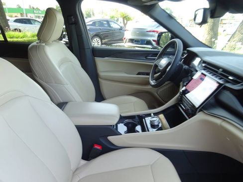 Used 2023 Jeep Grand Cherokee 4WD 4xe image 15