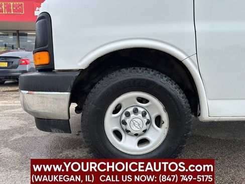 Used 2017 Chevrolet Express 2500 Extended RWD image 9