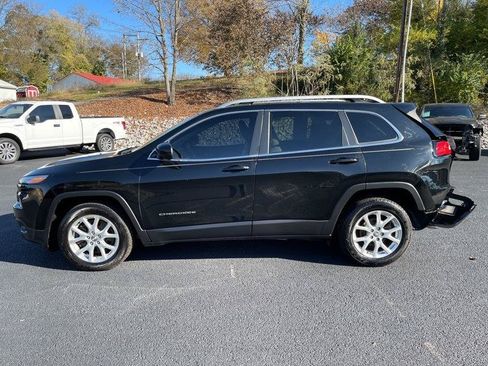 Used 2018 Jeep Cherokee Latitude FWD image 2