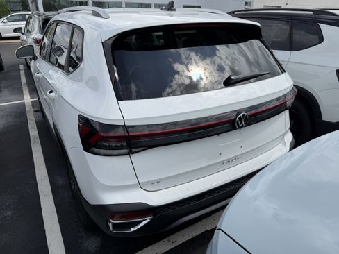 New 2026 Volkswagen Taos SE FWD image 6