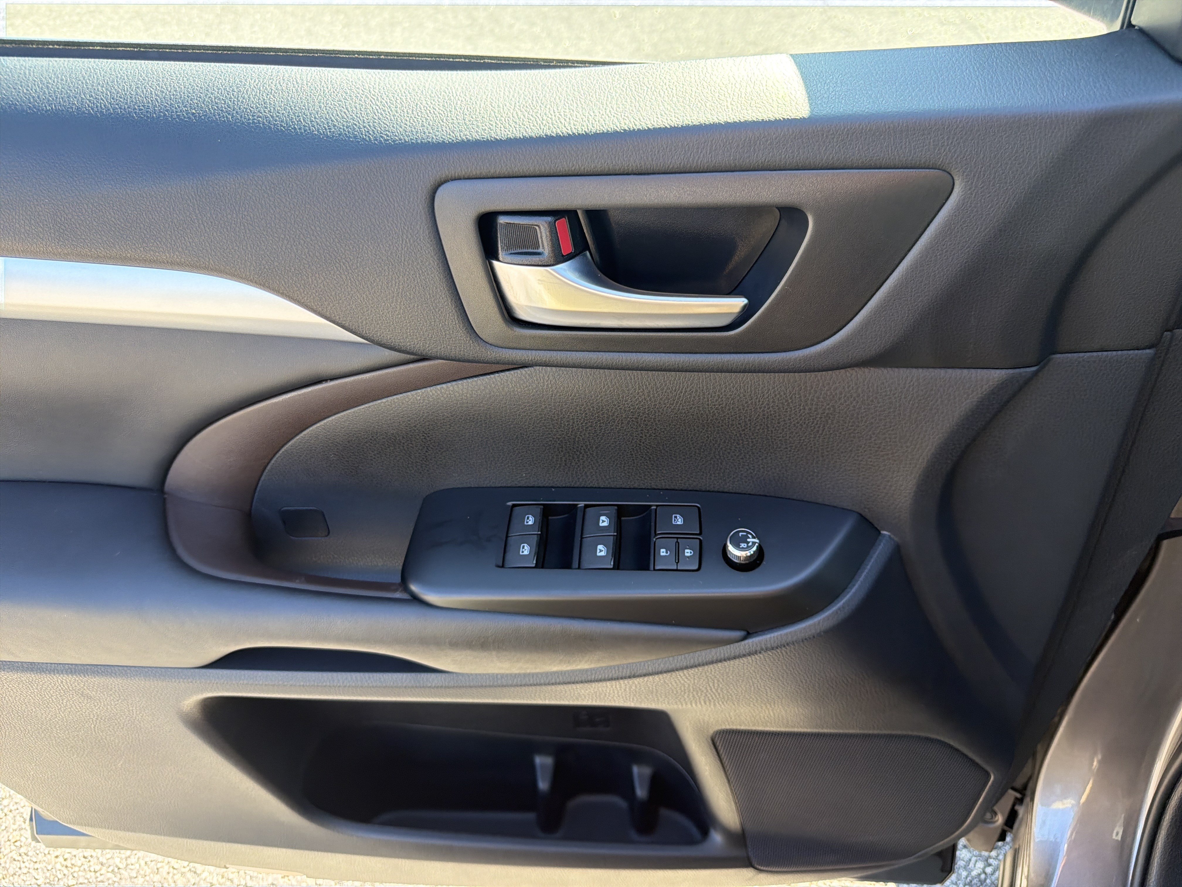Used 2018 Toyota Highlander XLE FWD image 18