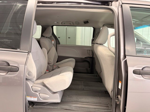 Used 2017 Toyota Sienna L FWD image 8