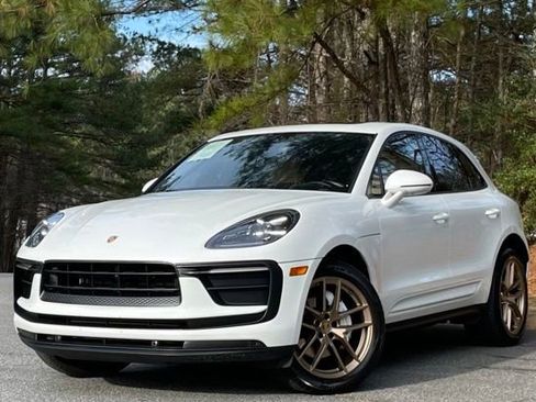 Used 2022 Porsche Macan AWD/4WD image 1