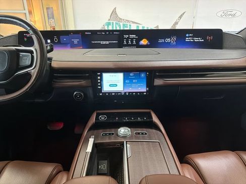 Used 2025 Lincoln Navigator Reserve AWD/4WD image 18