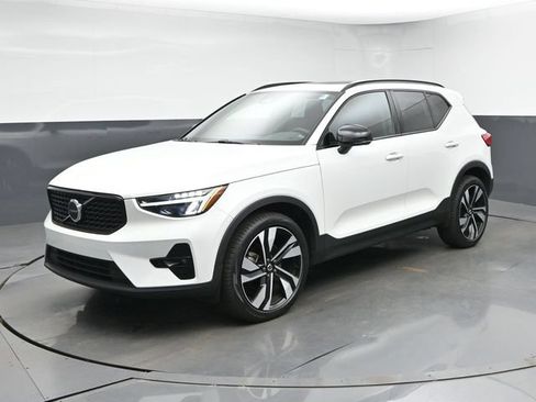 Used 2023 Volvo XC40 B5 Plus AWD/4WD image 4