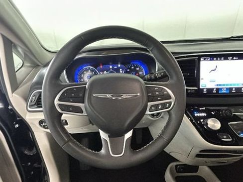 Used 2024 Chrysler Pacifica Touring-L FWD image 14