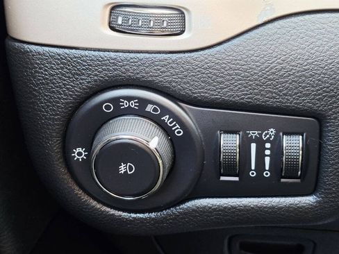 Used 2015 Jeep Cherokee Latitude w/ Cold Weather Group AWD/4WD image 31