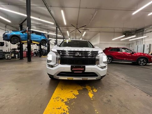 Used 2023 Mitsubishi Outlander SE image 2