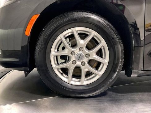 Used 2024 Chrysler Pacifica Touring-L image 9