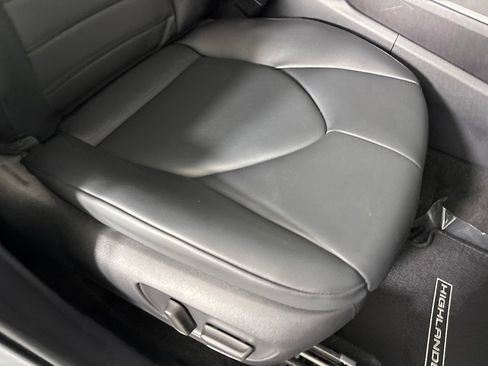 Used 2024 Toyota Highlander XLE AWD/4WD image 35
