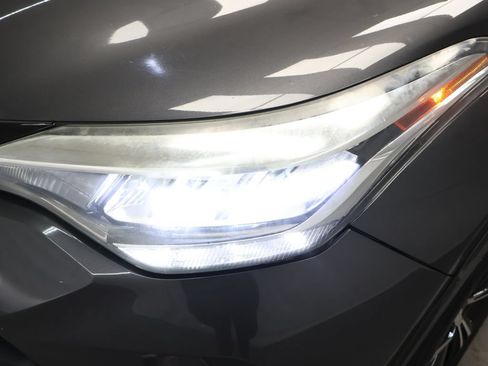 Used 2021 Toyota C-HR LE FWD image 28
