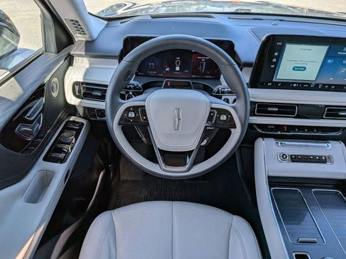 Certified 2025 Lincoln Aviator Reserve image 16
