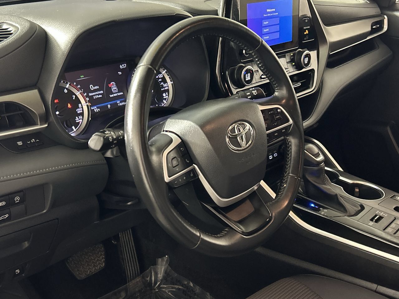 Used 2023 Toyota Highlander LE AWD/4WD image 14