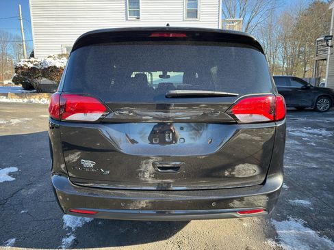 Used 2019 Chrysler Pacifica Touring-L w/ S Appearance Package image 6