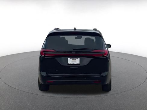 Used 2025 Chrysler Pacifica Limited image 12