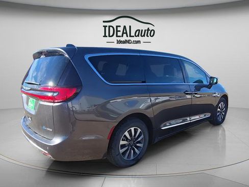 Used 2022 Chrysler Pacifica Limited w/ Uconnect Theater Family Group image 5