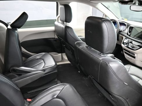 Used 2023 Chrysler Pacifica Touring-L FWD image 43