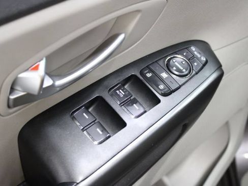 Used 2016 Kia Sedona LX w/ Option Group 020 FWD image 8