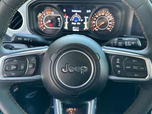 Used 2025 Jeep Wrangler Sahara image 23