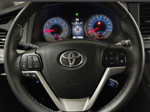 Used 2017 Toyota Sienna SE image 36
