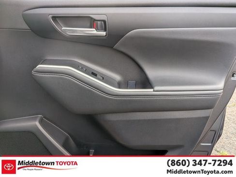 Used 2025 Toyota Highlander XLE AWD/4WD image 35