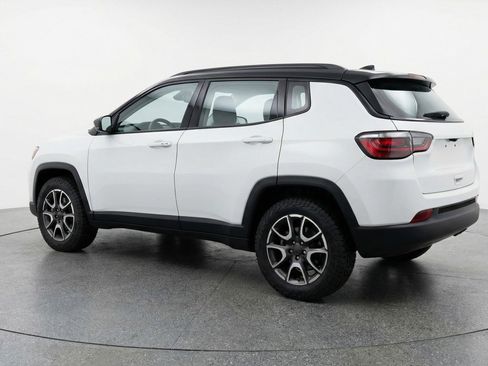 Used 2025 Jeep Compass Trailhawk AWD/4WD image 5