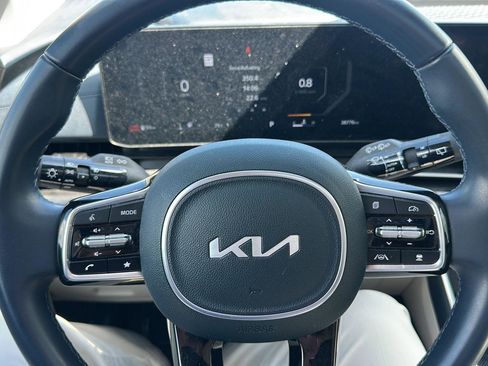 Used 2025 Kia Carnival SX FWD image 15
