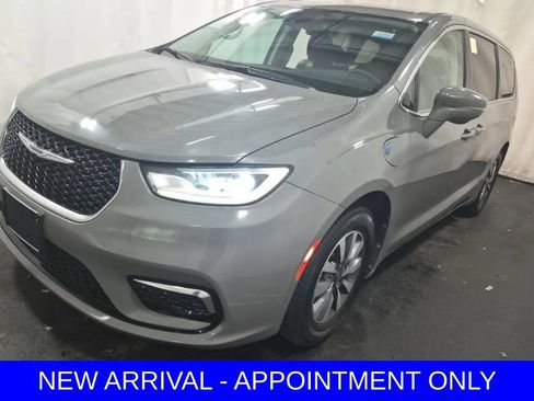 Used 2022 Chrysler Pacifica Touring-L FWD image 1