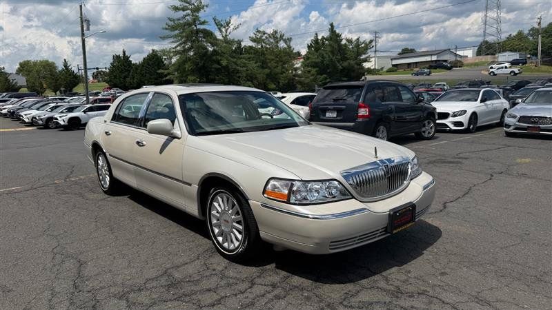 Used 2005 Lincoln Town Car Signature Limited RWD image 3