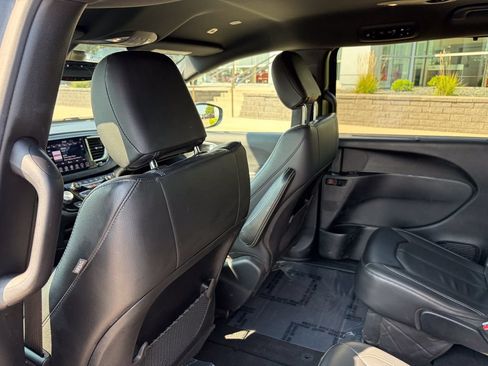 Used 2019 Chrysler Pacifica Touring-L FWD image 13