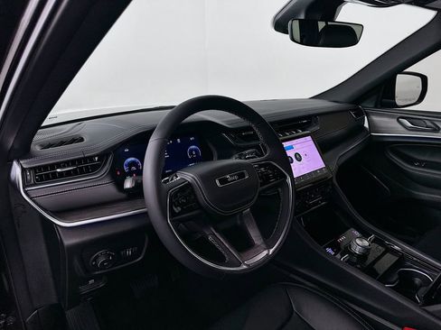 Used 2025 Jeep Grand Cherokee L Overland image 9