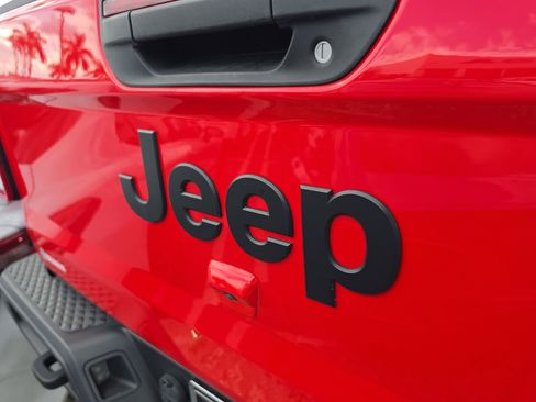 Used 2021 Jeep Gladiator Willys image 5