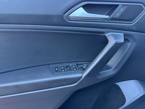 Used 2021 Volkswagen Tiguan SE image 11