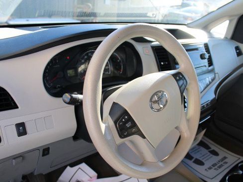 Used 2013 Toyota Sienna LE image 8