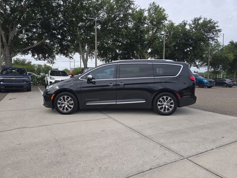 Used 2023 Chrysler Pacifica Pinnacle FWD image 5