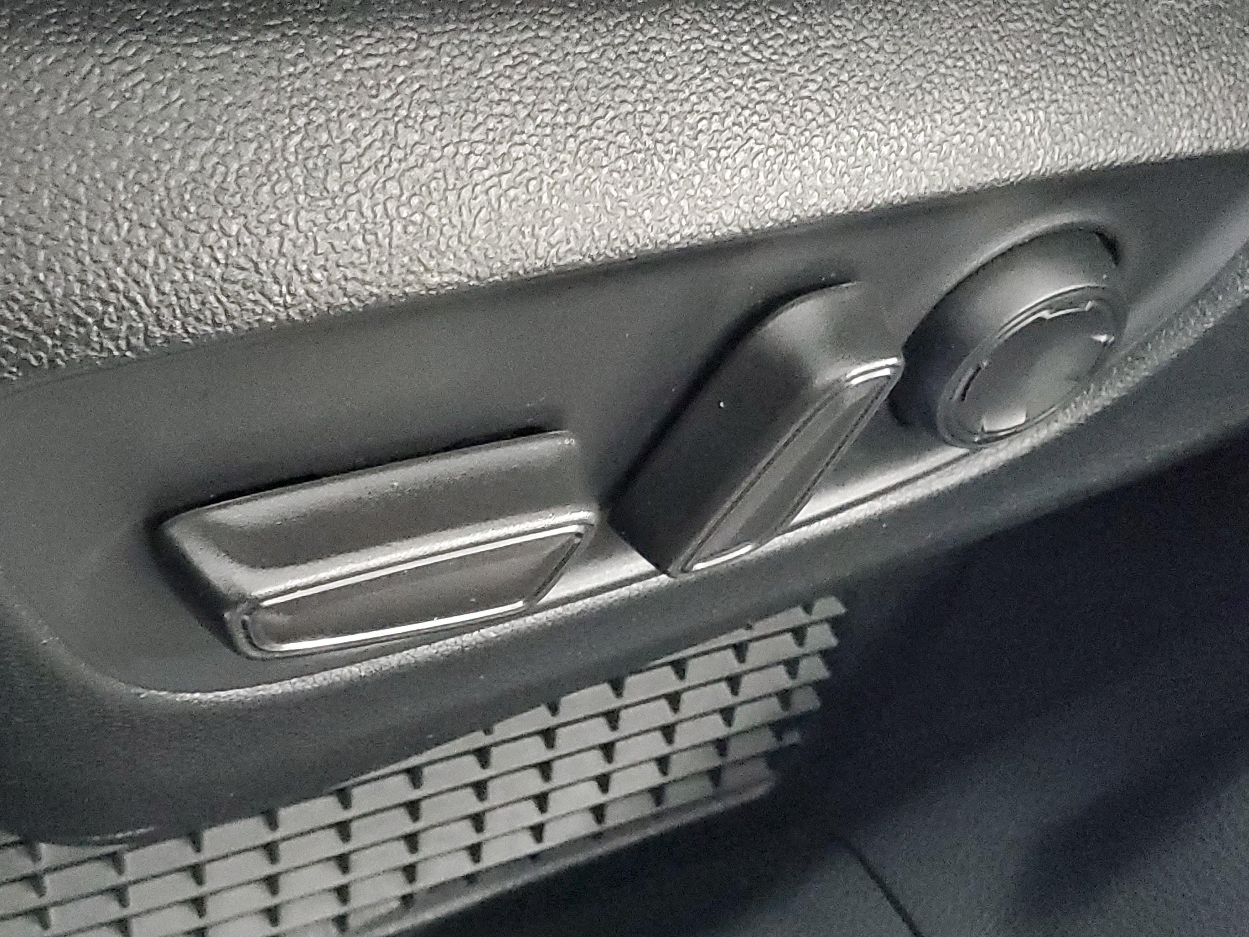 Certified 2025 Toyota Sienna XLE FWD image 23