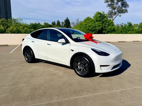 Used 2025 Tesla Model Y Long Range AWD/4WD image 3