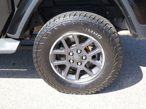 Used 2020 Jeep Gladiator Overland w/ Trailer Tow Package AWD/4WD image 13