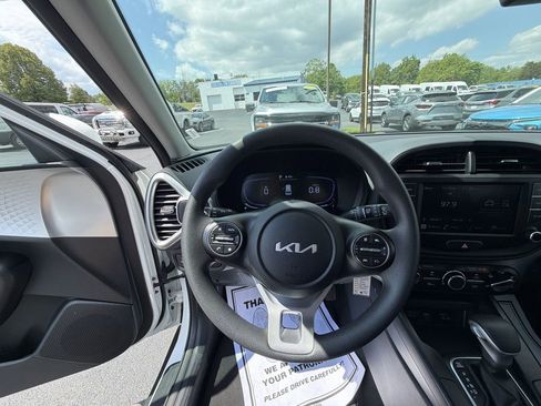 Used 2025 Kia Soul LX w/ LX Technology Package FWD image 20